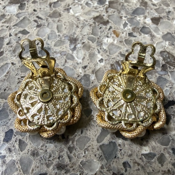 Vintage Signed Japan Faux Pearl Gold Tone Mesh Clip On Earrings - Picture 3 of 4